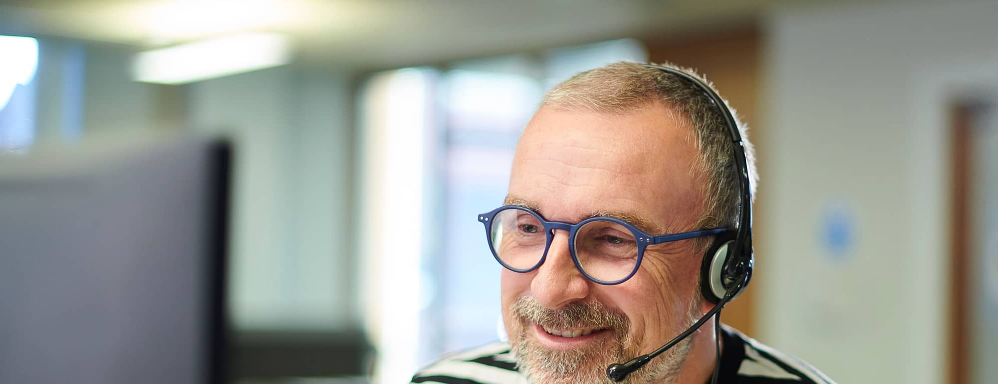 Kundendienstmitarbeiter mit Headset im Gespräch