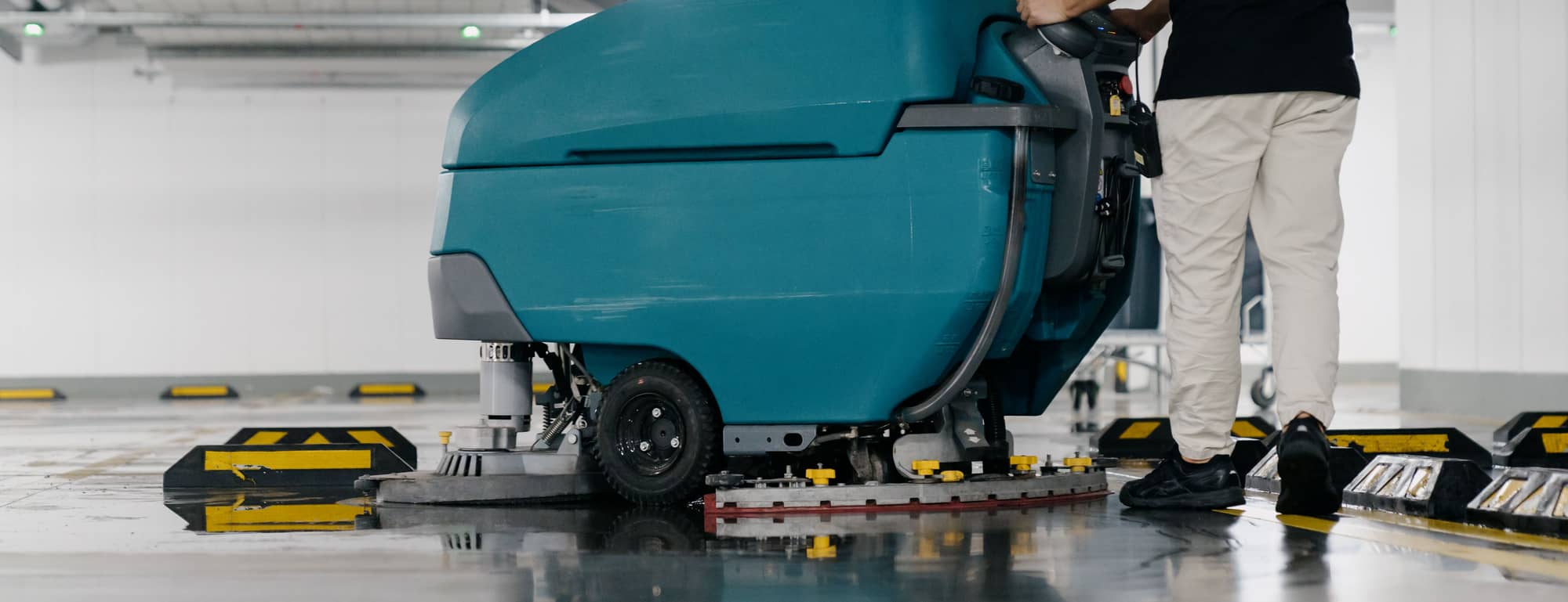 Scheuersaugmaschine bei der Bodenreinigung in einer Tiefgarage
