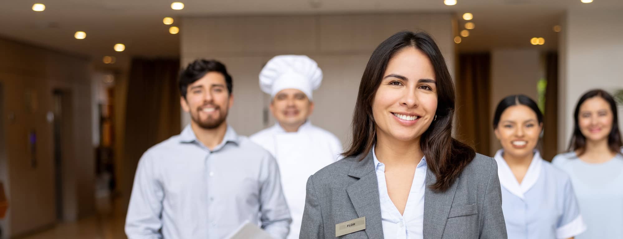 Objektleiterin mit ihrem Serviceteam in einer Hotellobby